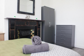 Boaler House, modern 4 Bed House with parking Sleeps 8